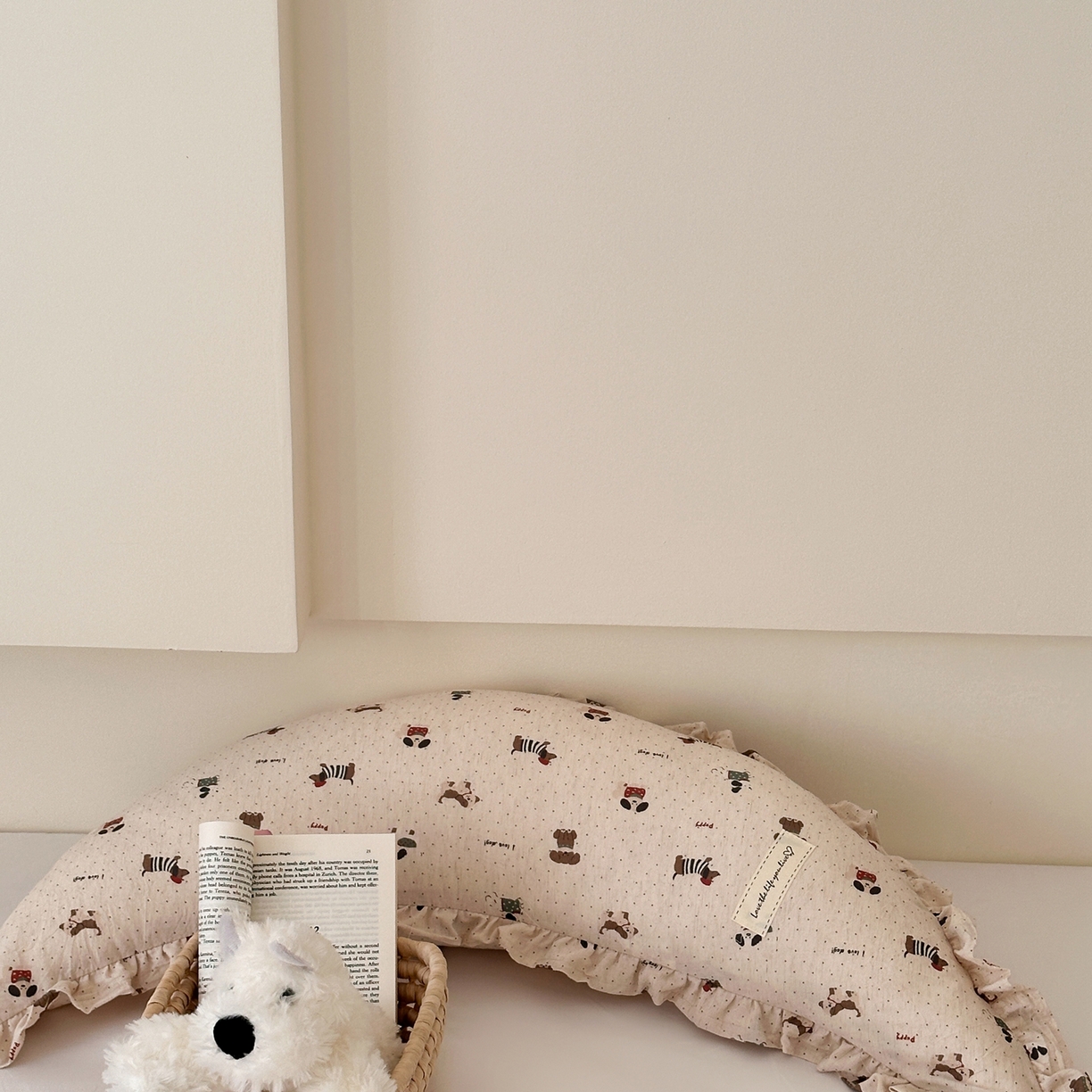 91家纺网 家纺一手货源 找家纺 伟邦枕芯 2026新款全棉花边月亮棉麻抱枕 腊肠狗