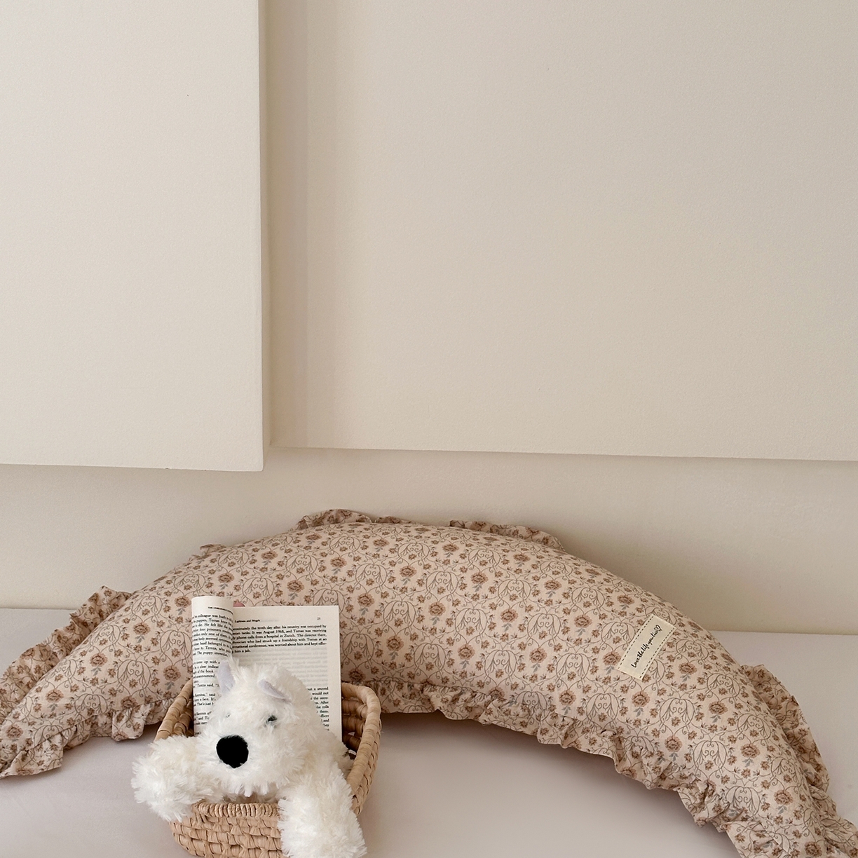 91家纺网 家纺一手货源 找家纺 伟邦枕芯 2026新款全棉花边月亮棉麻抱枕 玫瑰花园