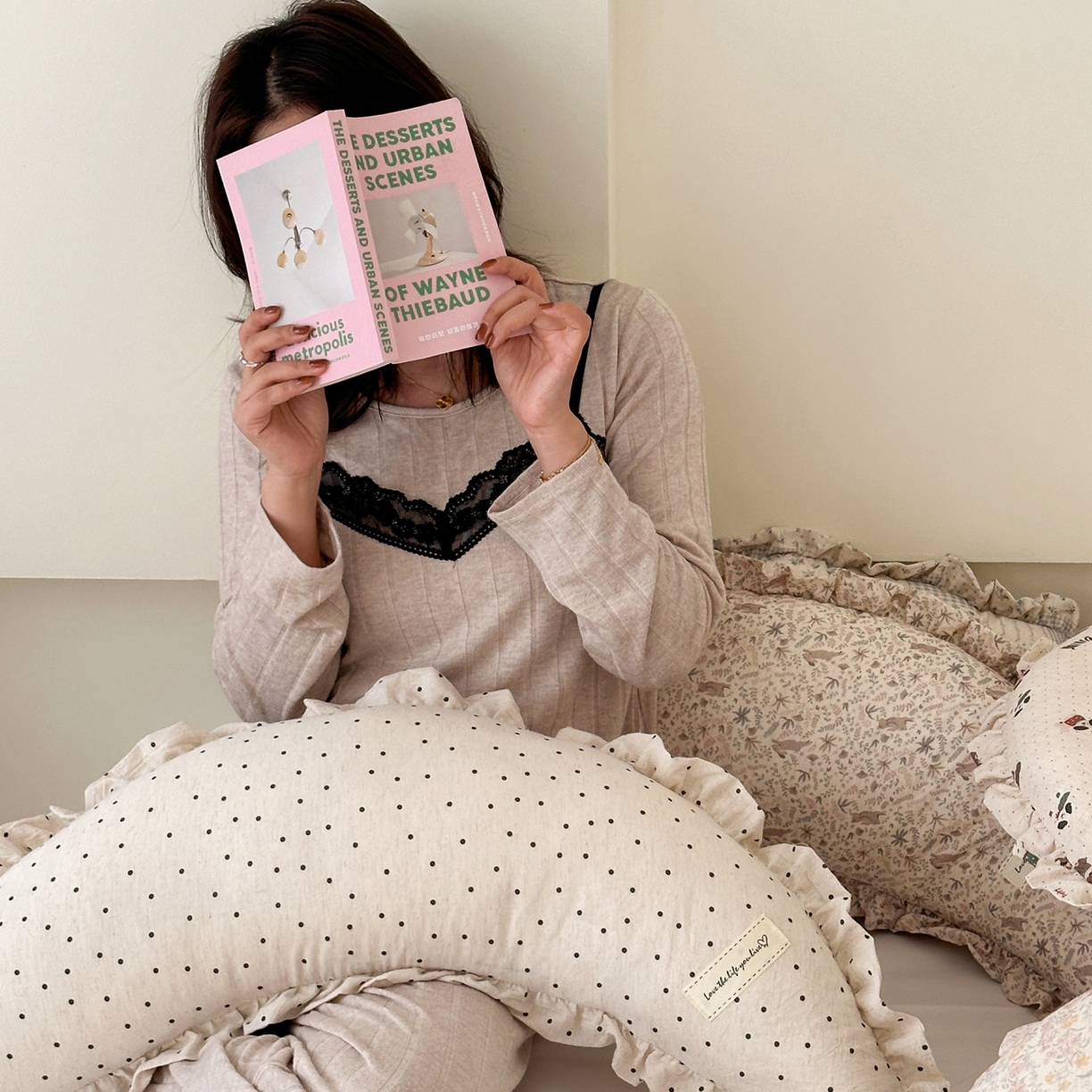 91家纺网 家纺一手货源 找家纺 伟邦枕芯 2026新款全棉花边月亮棉麻抱枕 玫瑰花园