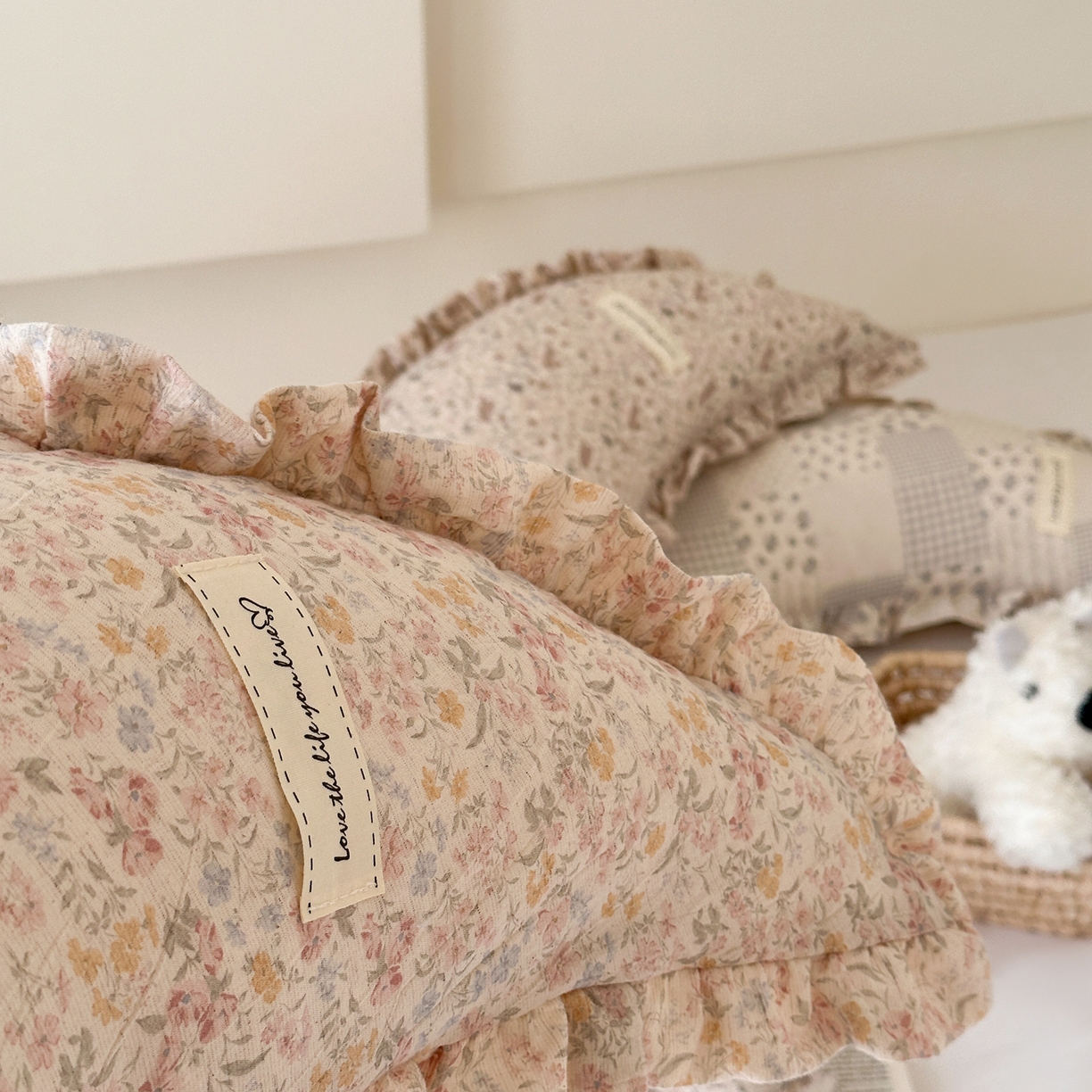 91家纺网 家纺一手货源 找家纺 伟邦枕芯 2026新款全棉花边月亮棉麻抱枕 波点