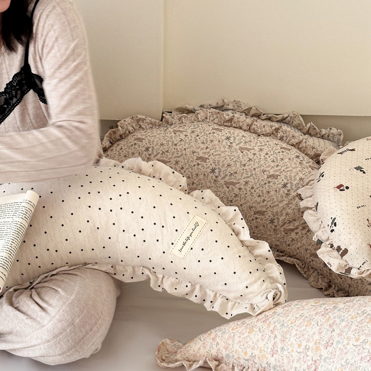 91家纺网 家纺一手货源 找家纺 伟邦枕芯 2026新款全棉花边月亮棉麻抱枕 小兔兔