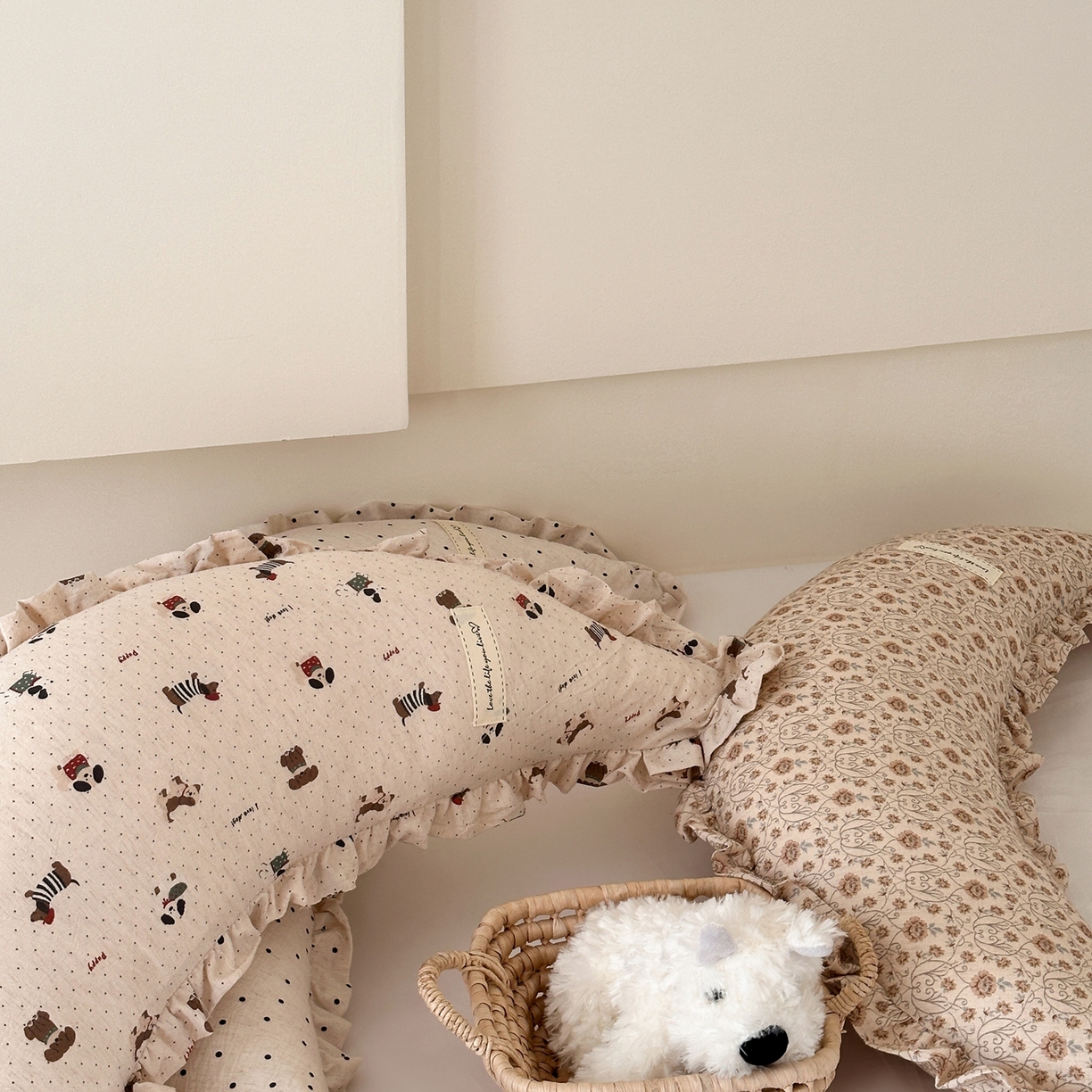 91家纺网 家纺一手货源 找家纺 伟邦枕芯 2026新款全棉花边月亮棉麻抱枕 波点