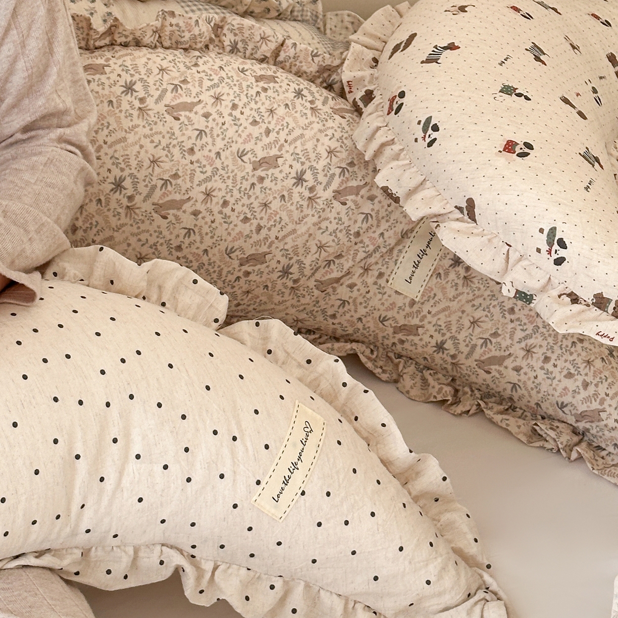 91家纺网 家纺一手货源 找家纺 伟邦枕芯 2026新款全棉花边月亮棉麻抱枕 腊肠狗