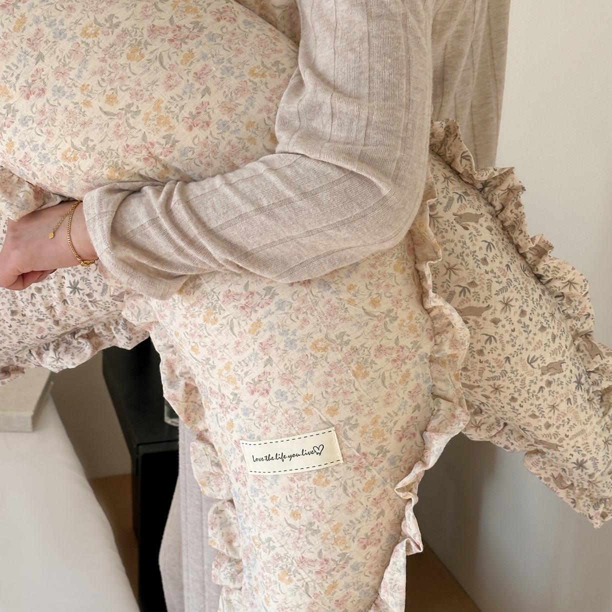 91家纺网 家纺一手货源 找家纺 伟邦枕芯 2026新款全棉花边月亮棉麻抱枕 玫瑰花园