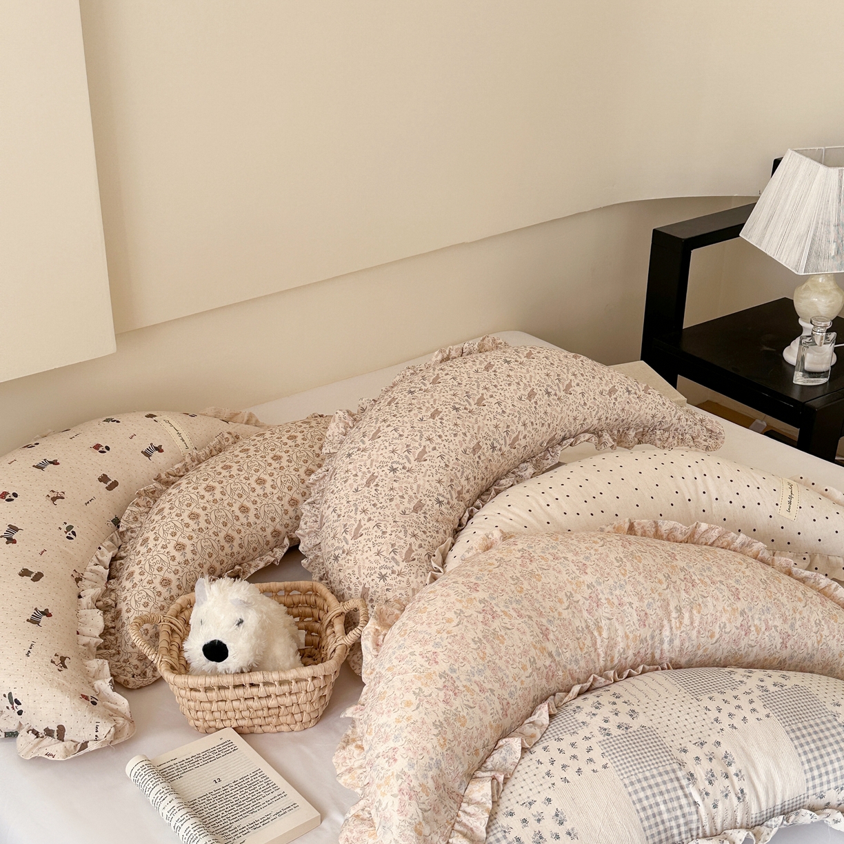 91家纺网 家纺一手货源 找家纺 伟邦枕芯 2026新款全棉花边月亮棉麻抱枕 五彩小花