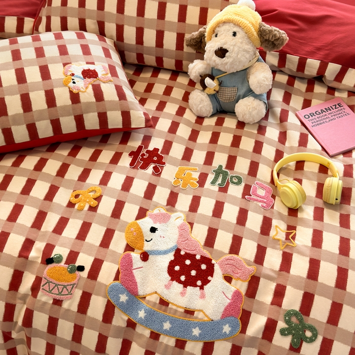 91家纺网 家纺一手货源 找家纺 如意朵 2025新款全棉加厚磨毛绣花四件套风格二（专版花型）快乐加马