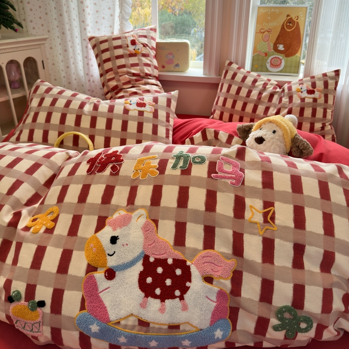 91家纺网 家纺一手货源 找家纺 如意朵 2025新款全棉加厚磨毛绣花四件套风格二（专版花型）快乐加马