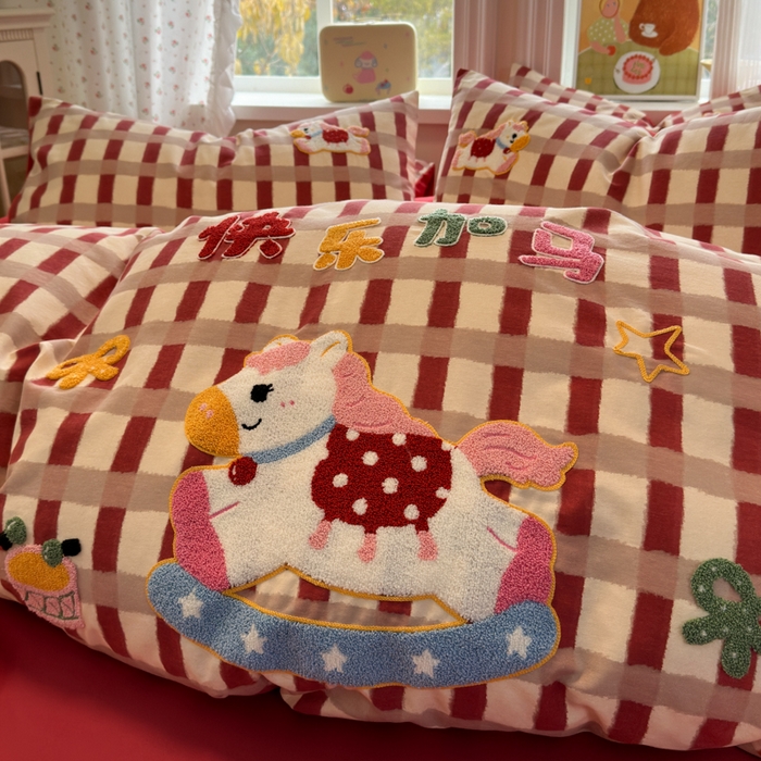 91家纺网 家纺一手货源 找家纺 如意朵 2025新款全棉加厚磨毛绣花四件套风格二（专版花型）快乐加马