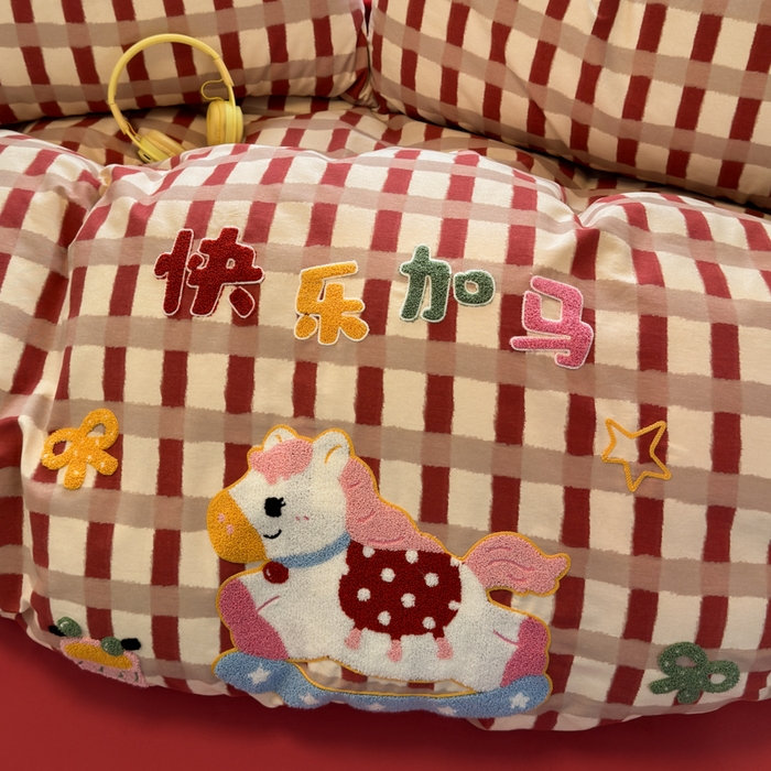 91家纺网 家纺一手货源 找家纺 如意朵 2025新款全棉加厚磨毛绣花四件套风格二（专版花型）快乐加马