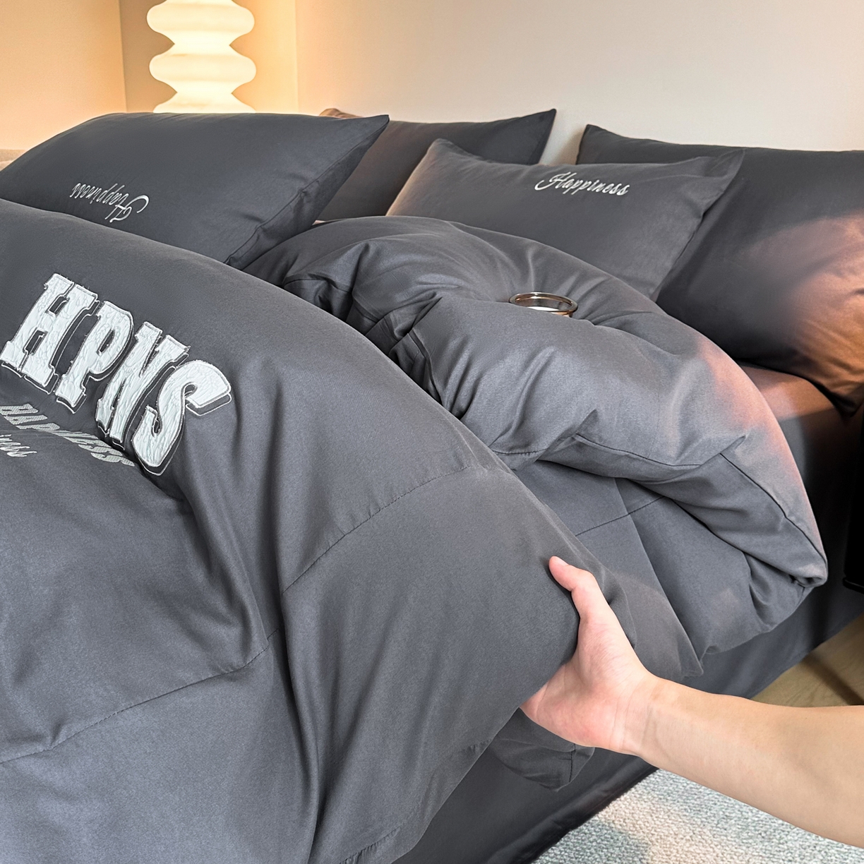 91家纺网 家纺一手货源 找家纺 麦空家居 2026新款提花大拼角贴布水洗棉四件套 高级灰