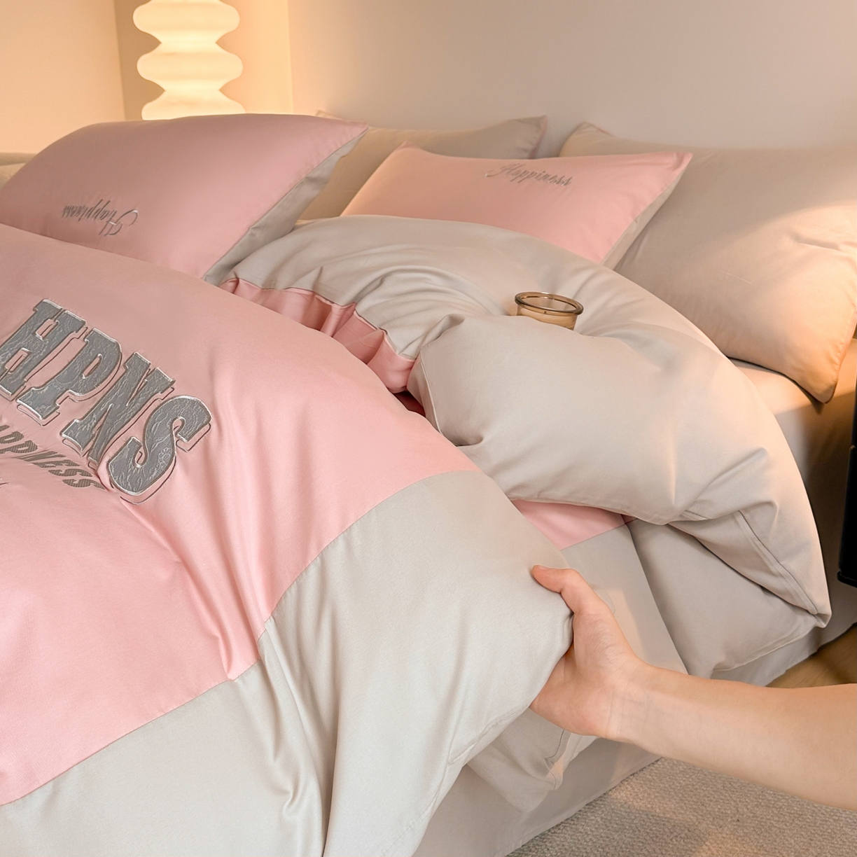 91家纺网 家纺一手货源 找家纺 麦空家居 2026新款提花大拼角贴布水洗棉四件套 奶油粉