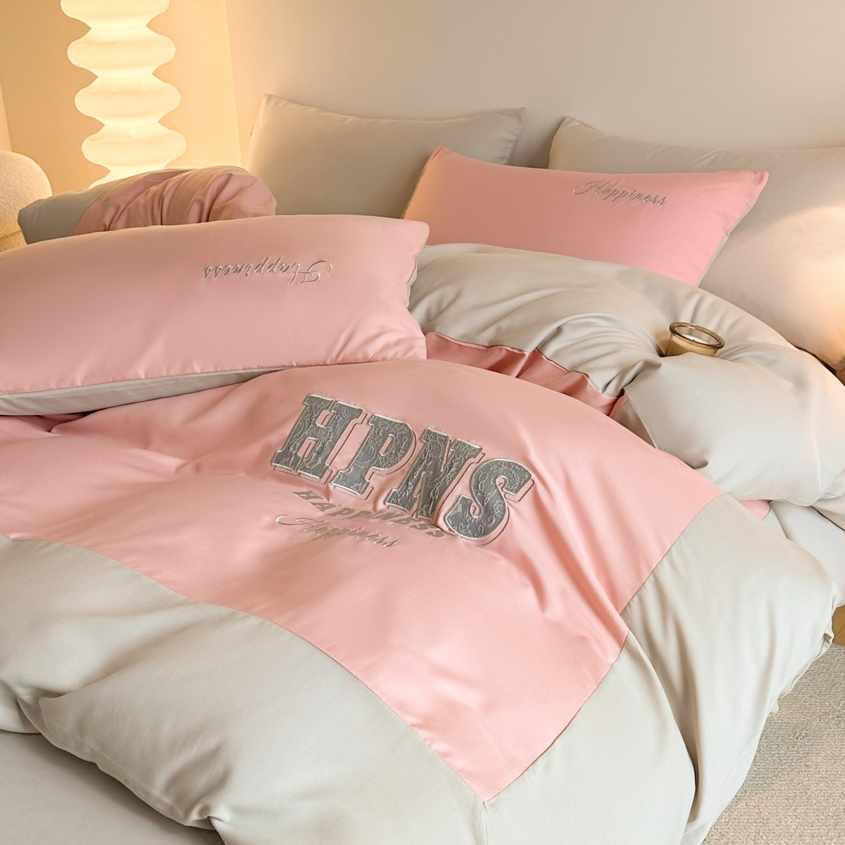 91家纺网 家纺一手货源 找家纺 麦空家居 2026新款提花大拼角贴布水洗棉四件套 奶油粉