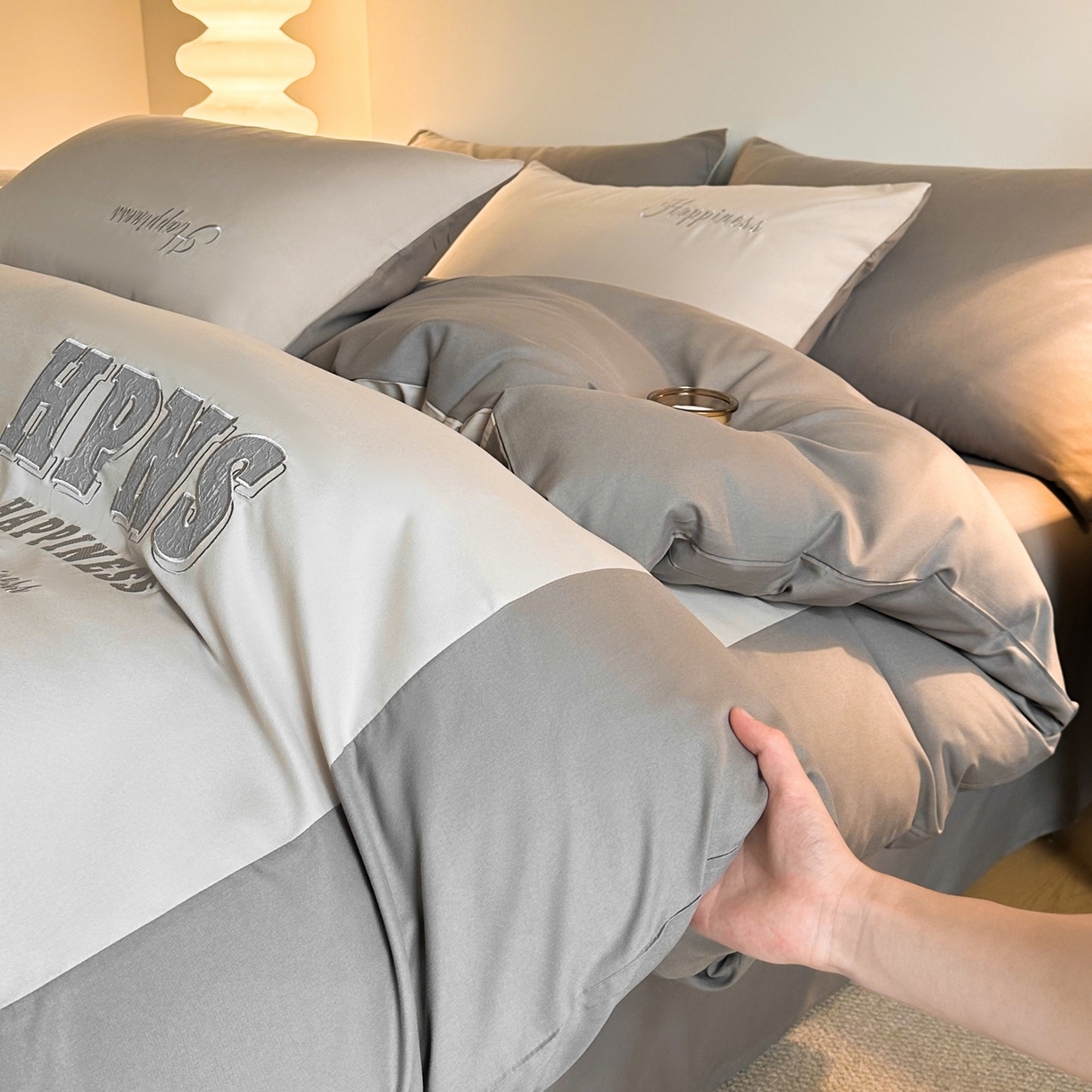 91家纺网 家纺一手货源 找家纺 麦空家居 2026新款提花大拼角贴布水洗棉四件套 山灰