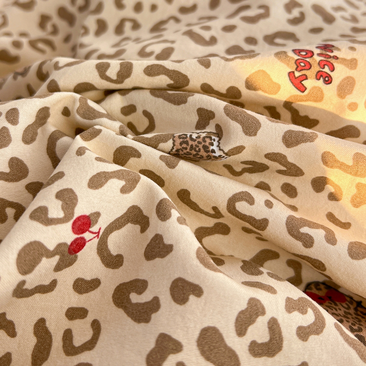 91家纺网 家纺一手货源 找家纺 仟网汇 2026新款亲肤舒适仿棉印花床盖四件套 豹纹喵咖