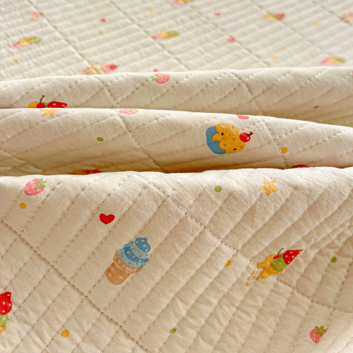 91家纺网 家纺一手货源 找家纺 仟网汇 2026新款亲肤舒适仿棉印花床盖四件套 蛋糕派