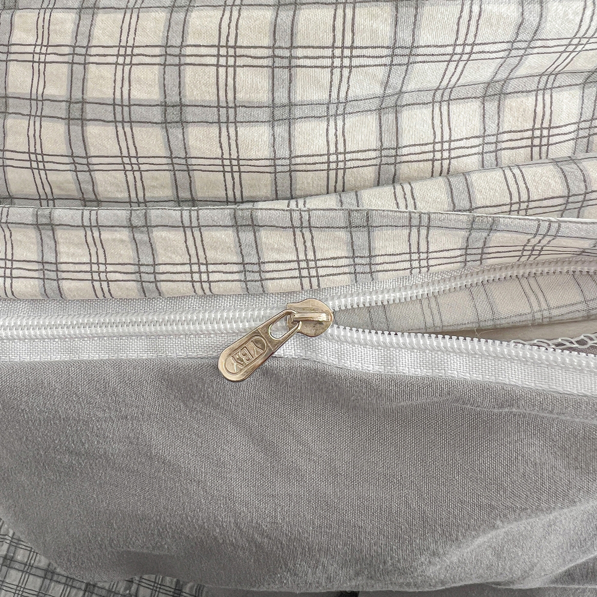 91家纺网 家纺一手货源 找家纺 仟网汇 2026新款亲肤舒适仿棉印花床盖四件套 灰小格