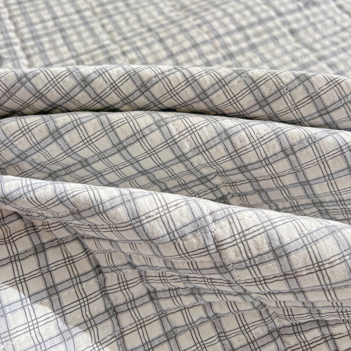 91家纺网 家纺一手货源 找家纺 仟网汇 2026新款亲肤舒适仿棉印花床盖四件套 灰小格