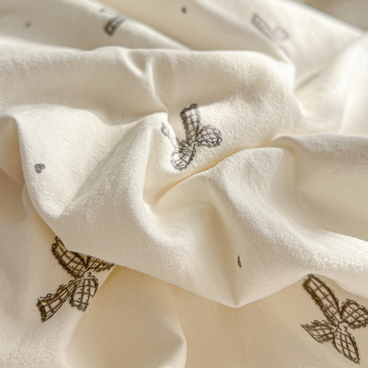 91家纺网 家纺一手货源 找家纺 仟网汇 2026新款亲肤舒适仿棉印花床盖四件套 梦幻灰