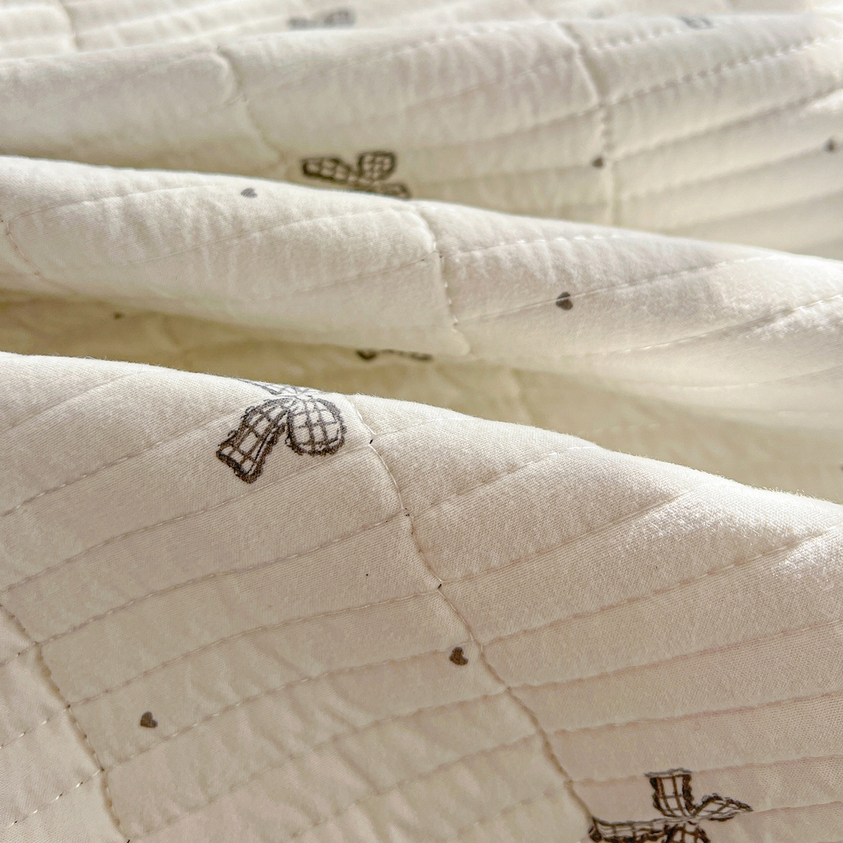 91家纺网 家纺一手货源 找家纺 仟网汇 2026新款亲肤舒适仿棉印花床盖四件套 梦幻灰