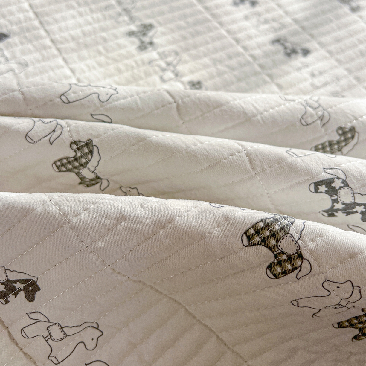 91家纺网 家纺一手货源 找家纺 仟网汇 2026新款亲肤舒适仿棉印花床盖四件套 小木马