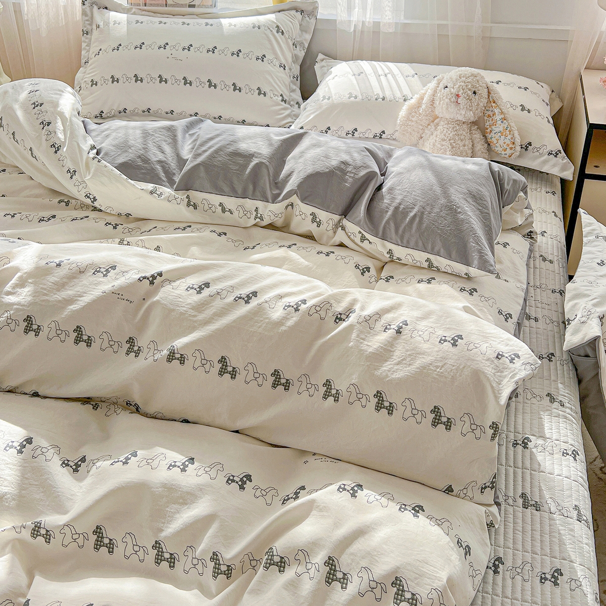 91家纺网 家纺一手货源 找家纺 仟网汇 2026新款亲肤舒适仿棉印花床盖四件套 小木马