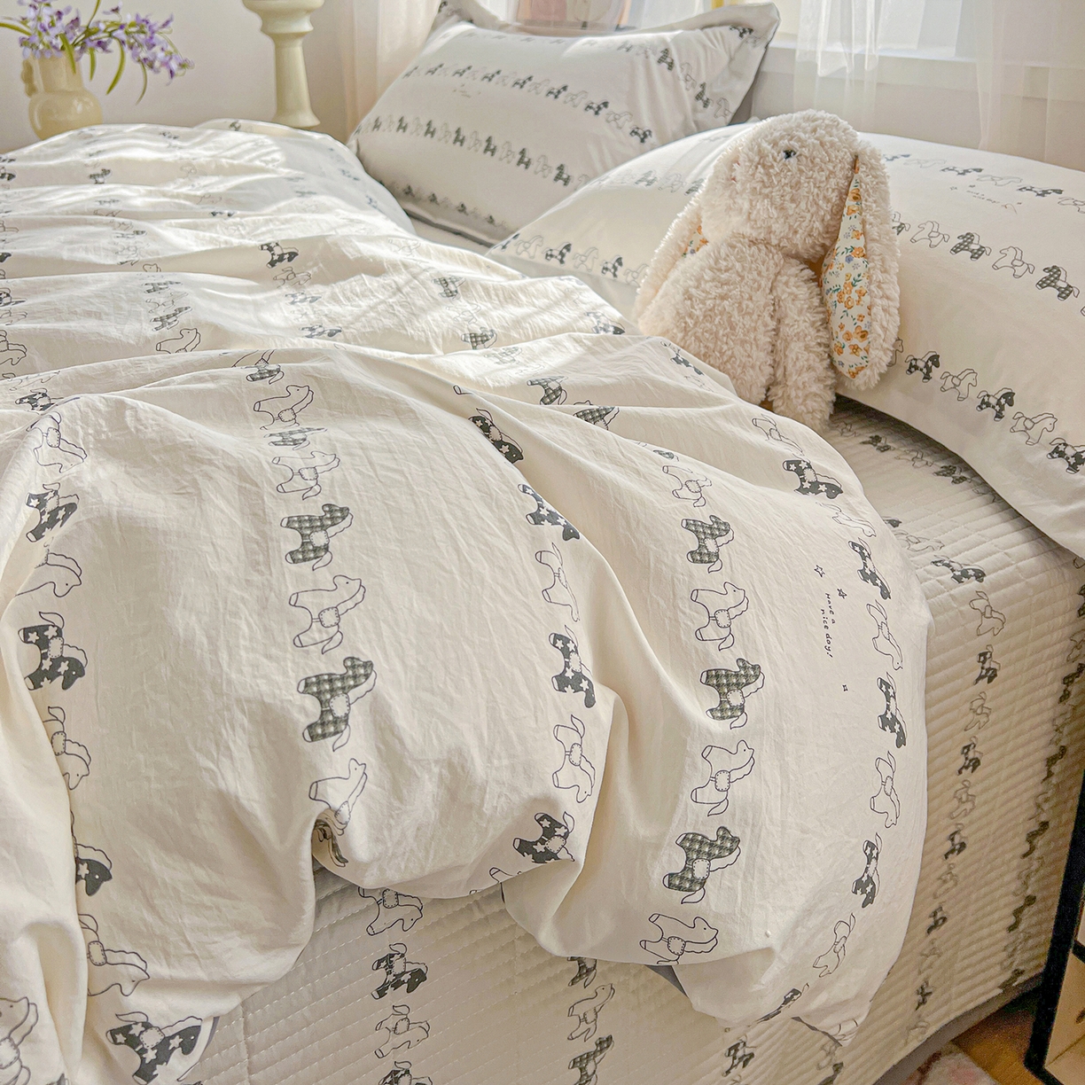 91家纺网 家纺一手货源 找家纺 仟网汇 2026新款亲肤舒适仿棉印花床盖四件套 小木马