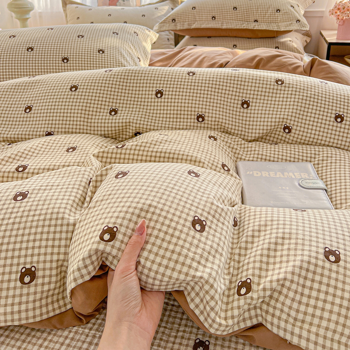 91家纺网 家纺一手货源 找家纺 仟网汇 2026新款亲肤舒适仿棉印花床盖四件套 小熊头