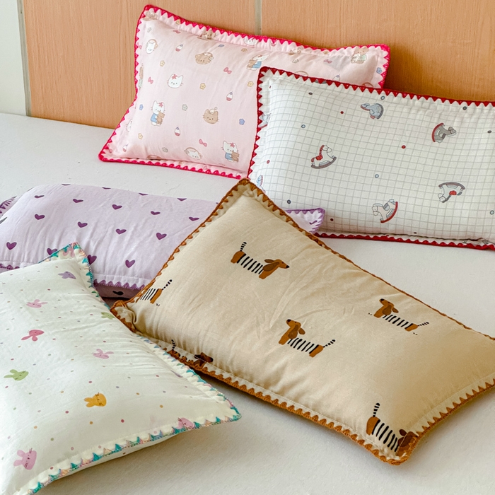 91家纺网 家纺一手货源 找家纺 金丝鸟家纺 2026新款全棉双层纱毛球款枕套多规格儿童枕套 叠拍组合图仅供展示