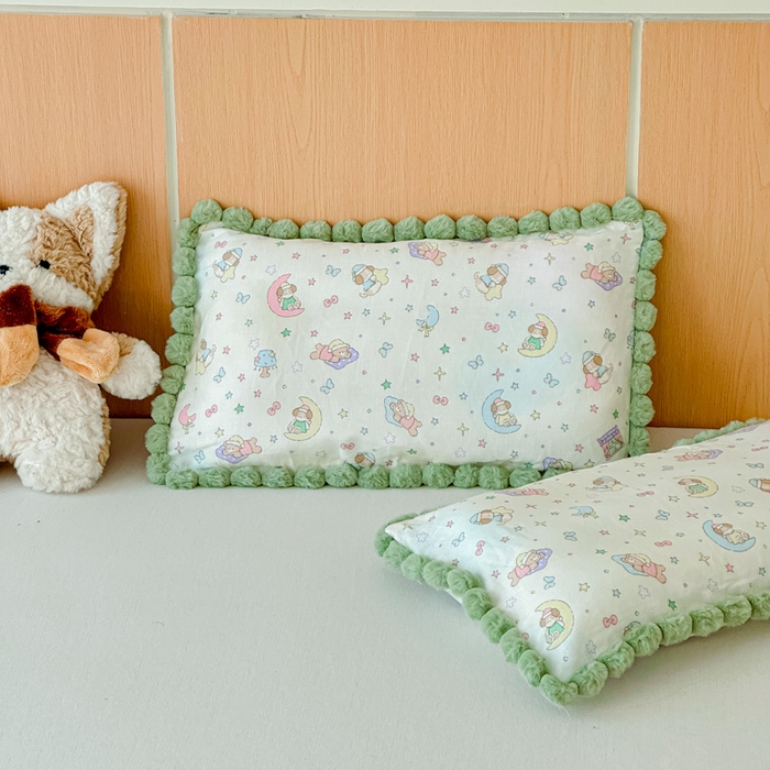 91家纺网 家纺一手货源 找家纺 金丝鸟家纺 2026新款全棉双层纱毛球款枕套多规格儿童枕套 查理卧室