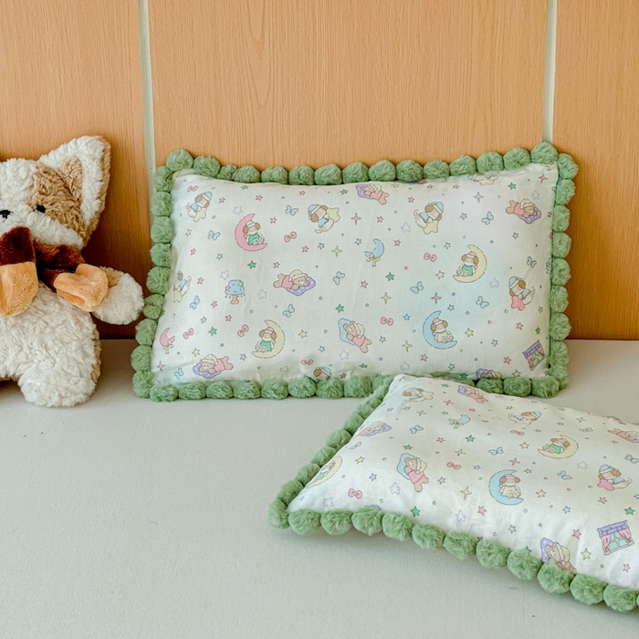 91家纺网 家纺一手货源 找家纺 金丝鸟家纺 2026新款全棉双层纱毛球款枕套多规格儿童枕套 查理卧室