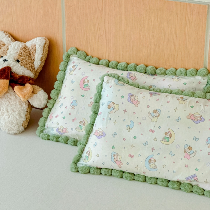 91家纺网 家纺一手货源 找家纺 金丝鸟家纺 2026新款全棉双层纱毛球款枕套多规格儿童枕套 查理卧室