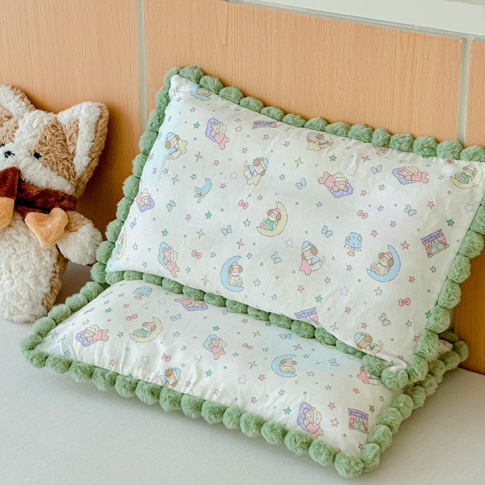 91家纺网 家纺一手货源 找家纺 金丝鸟家纺 2026新款全棉双层纱毛球款枕套多规格儿童枕套 查理卧室