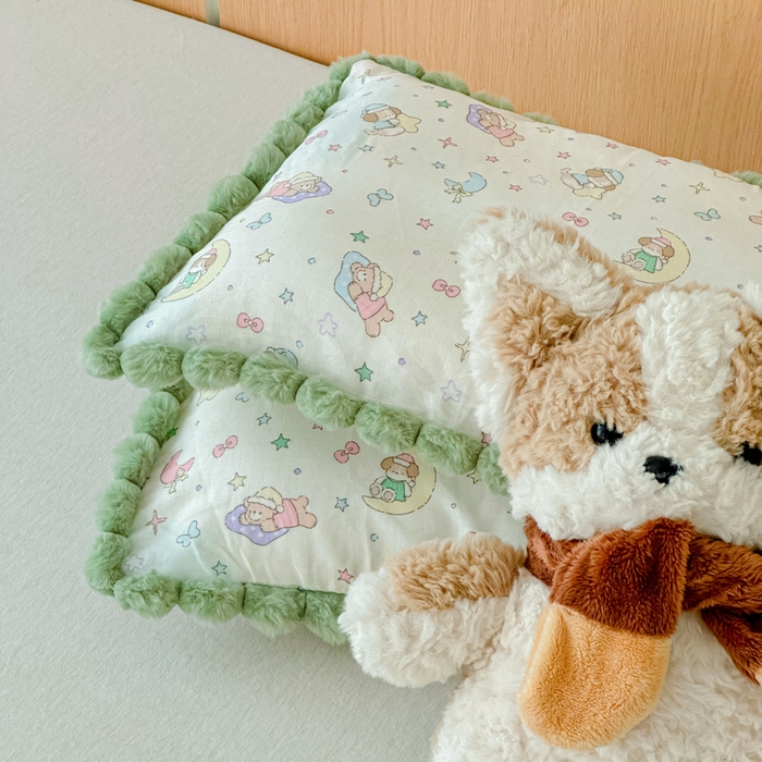 91家纺网 家纺一手货源 找家纺 金丝鸟家纺 2026新款全棉双层纱毛球款枕套多规格儿童枕套 查理卧室