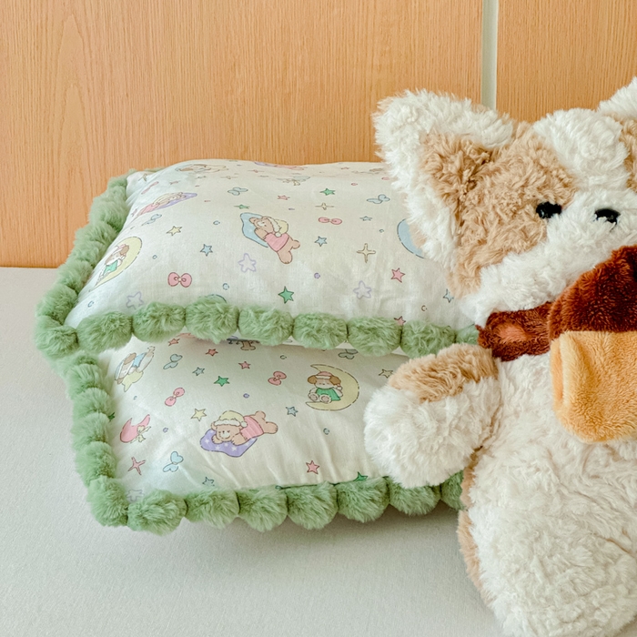 91家纺网 家纺一手货源 找家纺 金丝鸟家纺 2026新款全棉双层纱毛球款枕套多规格儿童枕套 查理卧室