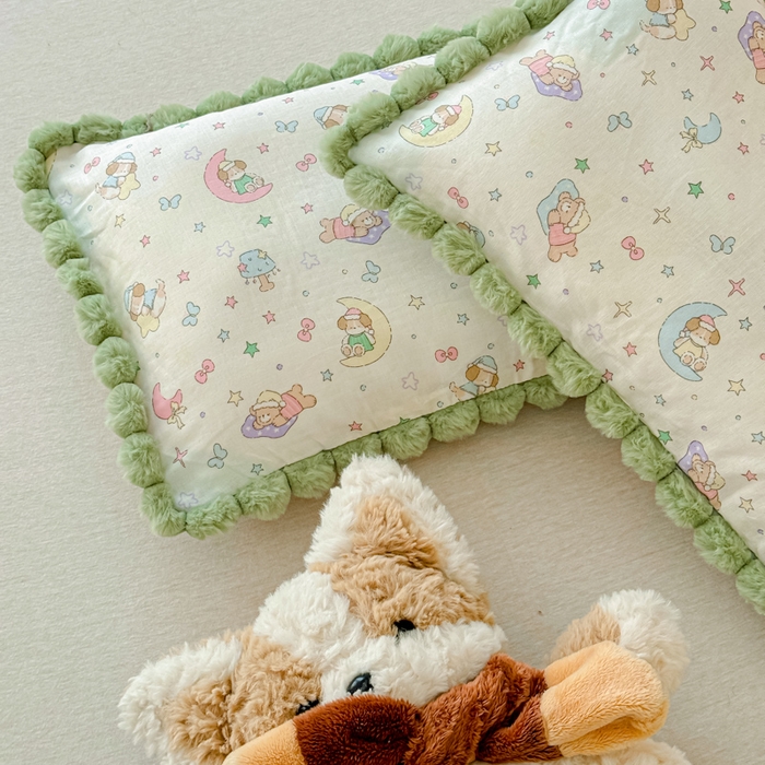 91家纺网 家纺一手货源 找家纺 金丝鸟家纺 2026新款全棉双层纱毛球款枕套多规格儿童枕套 查理卧室