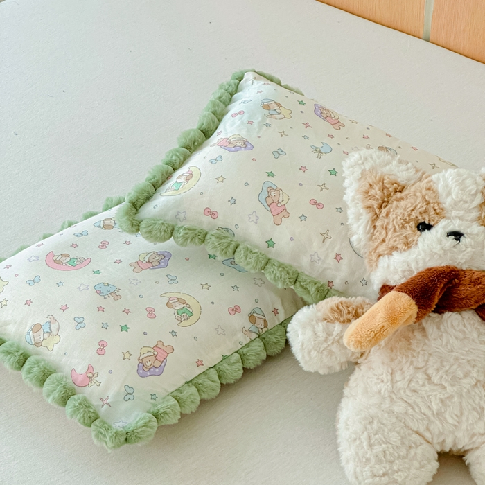 91家纺网 家纺一手货源 找家纺 金丝鸟家纺 2026新款全棉双层纱毛球款枕套多规格儿童枕套 查理卧室