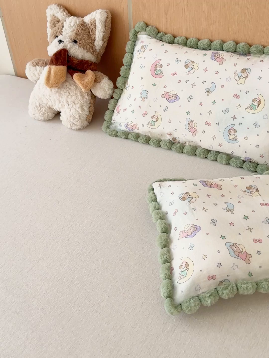 91家纺网 家纺一手货源 找家纺 金丝鸟家纺 2026新款全棉双层纱毛球款枕套多规格儿童枕套 查理卧室