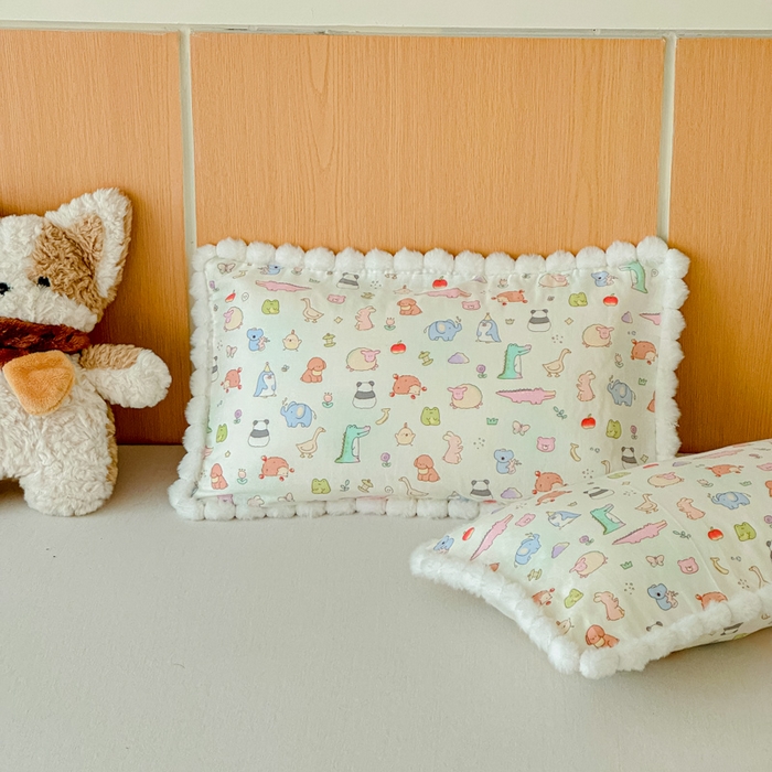 91家纺网 家纺一手货源 找家纺 金丝鸟家纺 2026新款全棉双层纱毛球款枕套多规格儿童枕套 奇迹动物园 米
