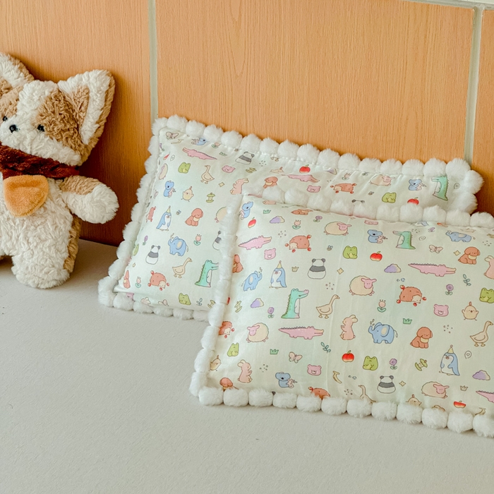 91家纺网 家纺一手货源 找家纺 金丝鸟家纺 2026新款全棉双层纱毛球款枕套多规格儿童枕套 奇迹动物园 米