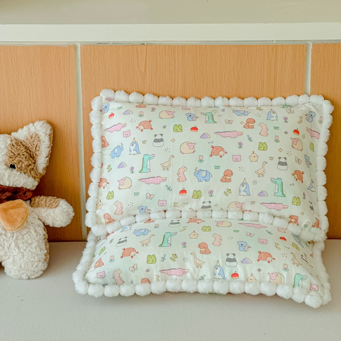 91家纺网 家纺一手货源 找家纺 金丝鸟家纺 2026新款全棉双层纱毛球款枕套多规格儿童枕套 奇迹动物园 米