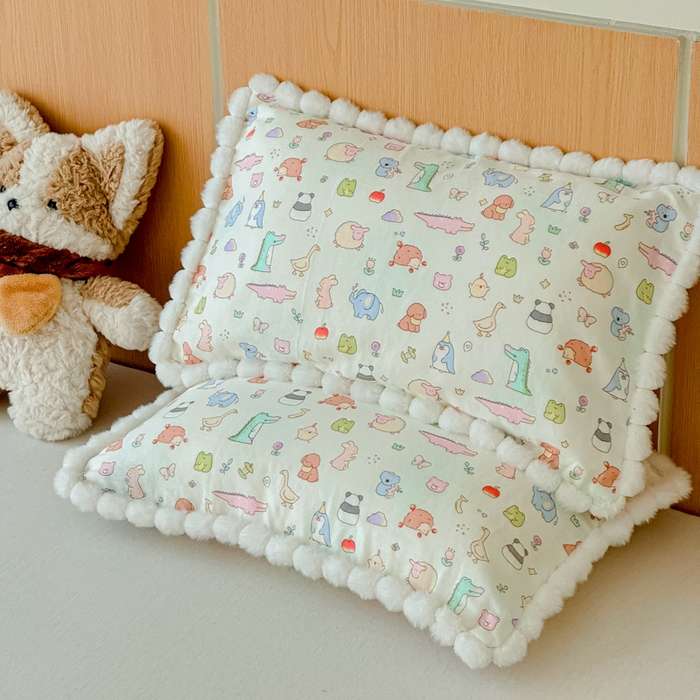 91家纺网 家纺一手货源 找家纺 金丝鸟家纺 2026新款全棉双层纱毛球款枕套多规格儿童枕套 奇迹动物园 米