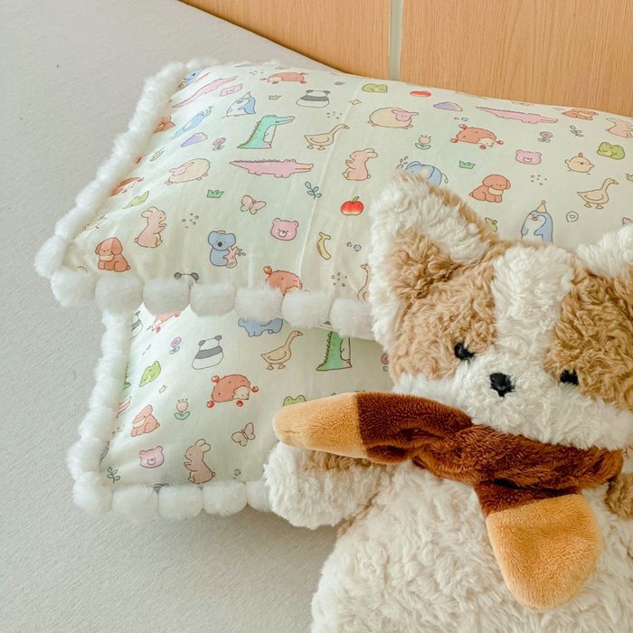 91家纺网 家纺一手货源 找家纺 金丝鸟家纺 2026新款全棉双层纱毛球款枕套多规格儿童枕套 奇迹动物园 米