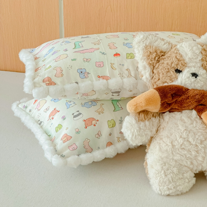 91家纺网 家纺一手货源 找家纺 金丝鸟家纺 2026新款全棉双层纱毛球款枕套多规格儿童枕套 奇迹动物园 米