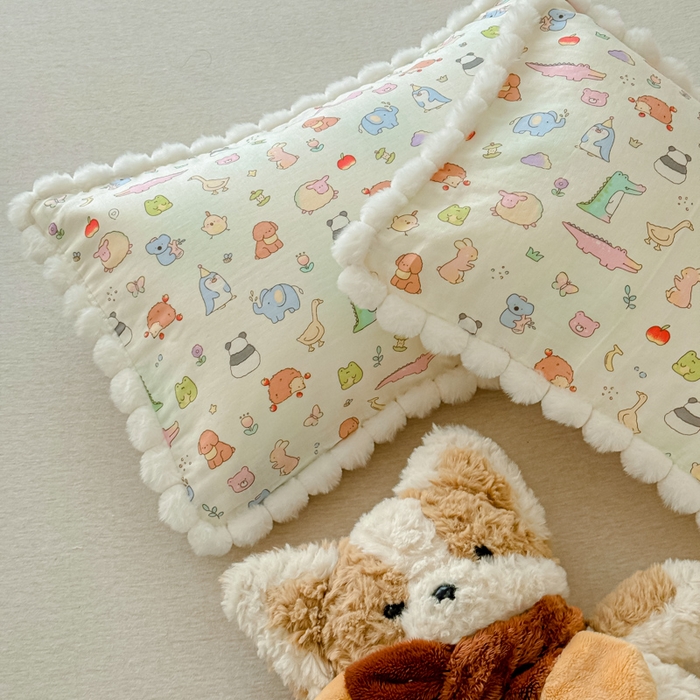 91家纺网 家纺一手货源 找家纺 金丝鸟家纺 2026新款全棉双层纱毛球款枕套多规格儿童枕套 奇迹动物园 米