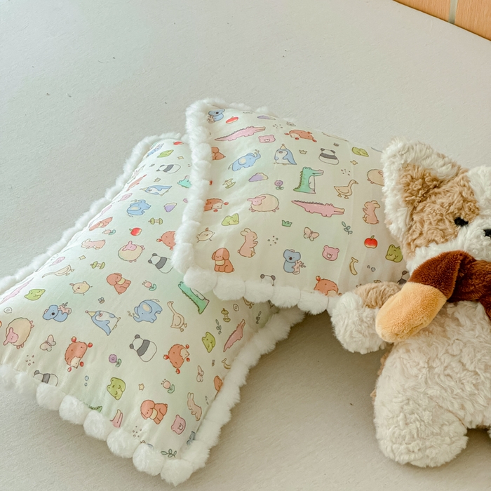 91家纺网 家纺一手货源 找家纺 金丝鸟家纺 2026新款全棉双层纱毛球款枕套多规格儿童枕套 奇迹动物园 米