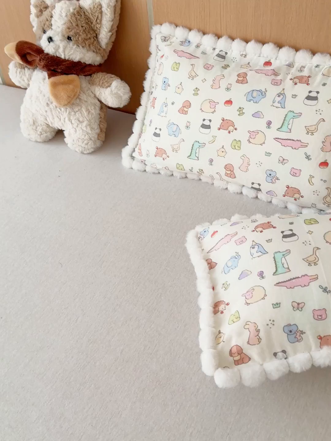 91家纺网 家纺一手货源 找家纺 金丝鸟家纺 2026新款全棉双层纱毛球款枕套多规格儿童枕套 奇迹动物园 米