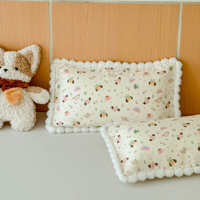 91家纺网 家纺一手货源 找家纺 金丝鸟家纺 2026新款全棉双层纱毛球款枕套多规格儿童枕套 软萌游园会