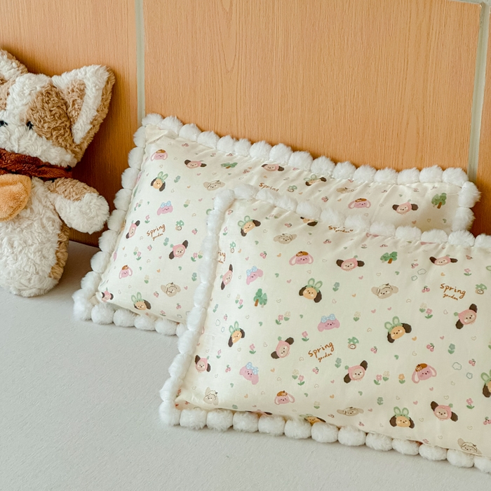 91家纺网 家纺一手货源 找家纺 金丝鸟家纺 2026新款全棉双层纱毛球款枕套多规格儿童枕套 软萌游园会