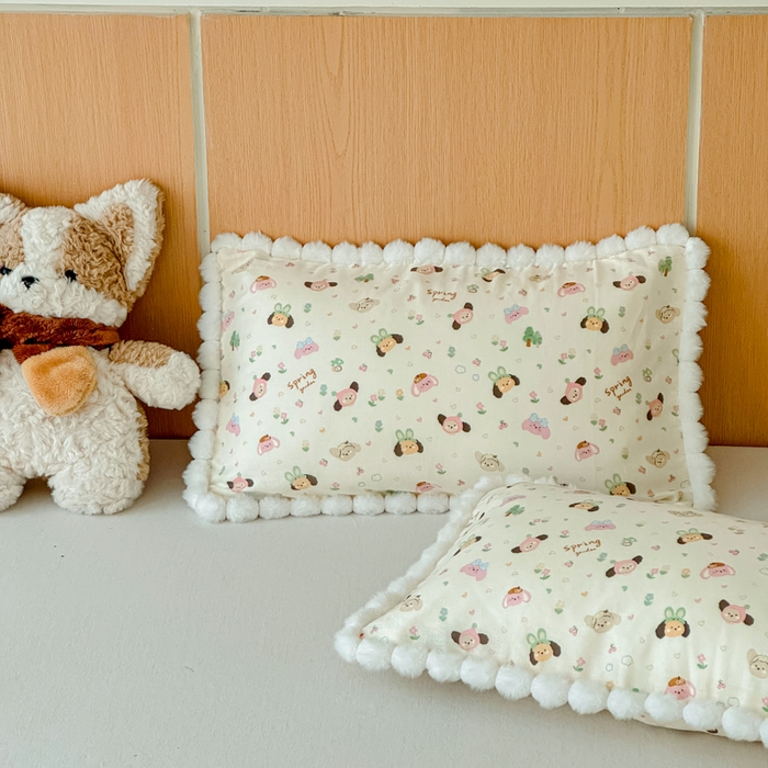 91家纺网 家纺一手货源 找家纺 金丝鸟家纺 2026新款全棉双层纱毛球款枕套多规格儿童枕套 软萌游园会