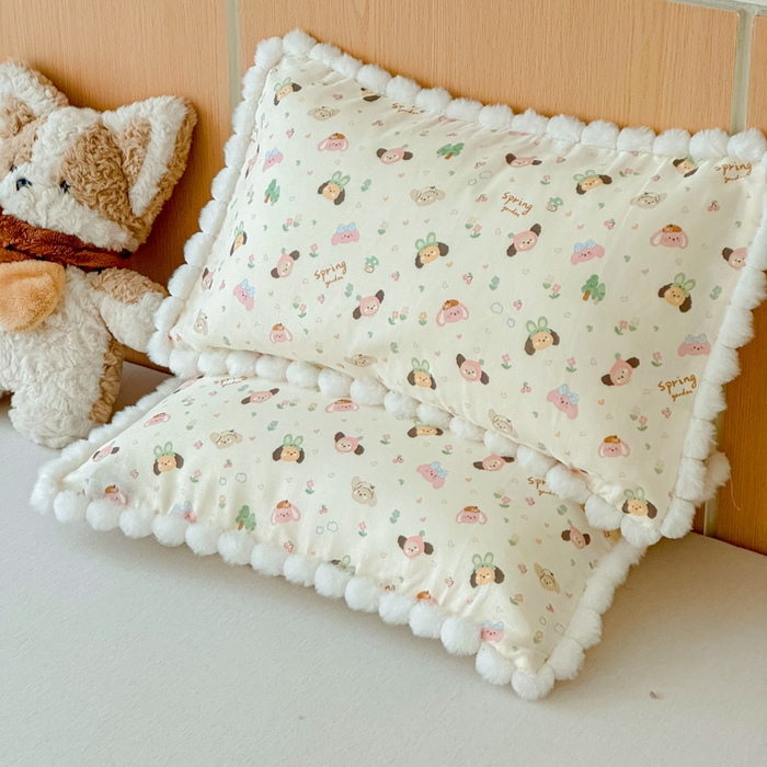 91家纺网 家纺一手货源 找家纺 金丝鸟家纺 2026新款全棉双层纱毛球款枕套多规格儿童枕套 软萌游园会